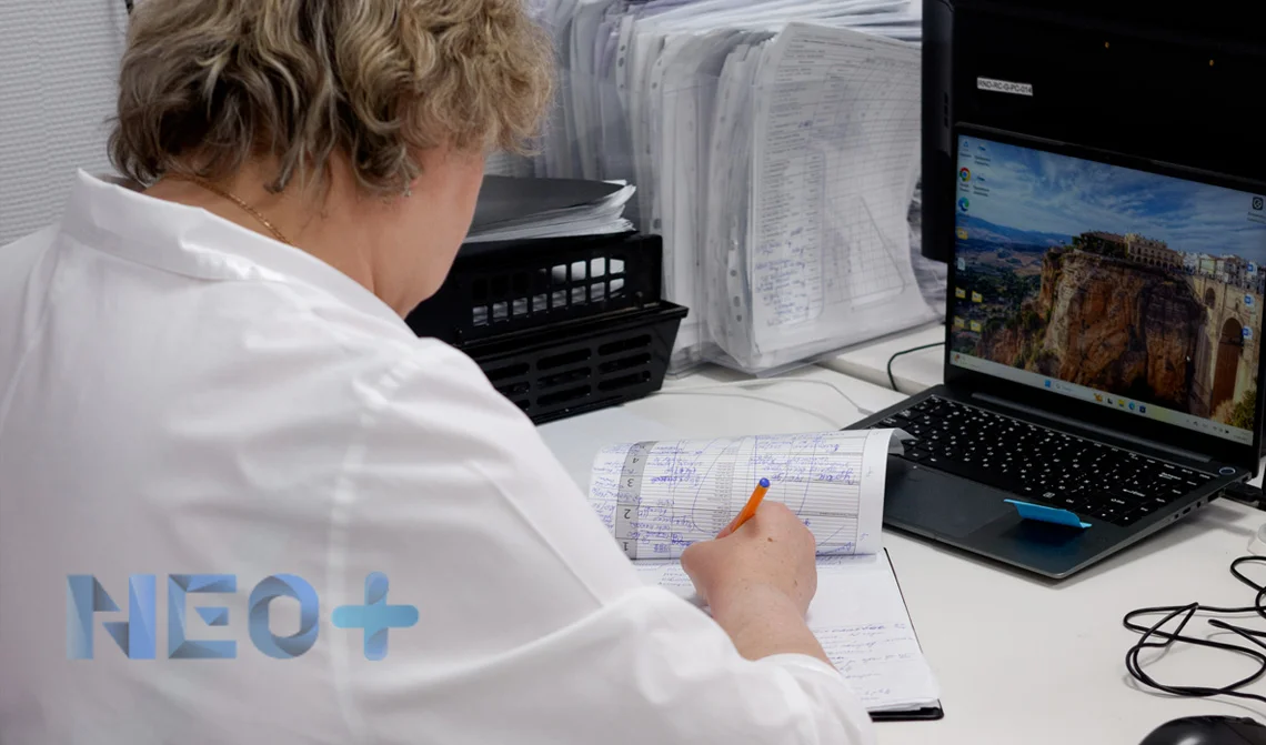 доктор сидит за столом и делает записи